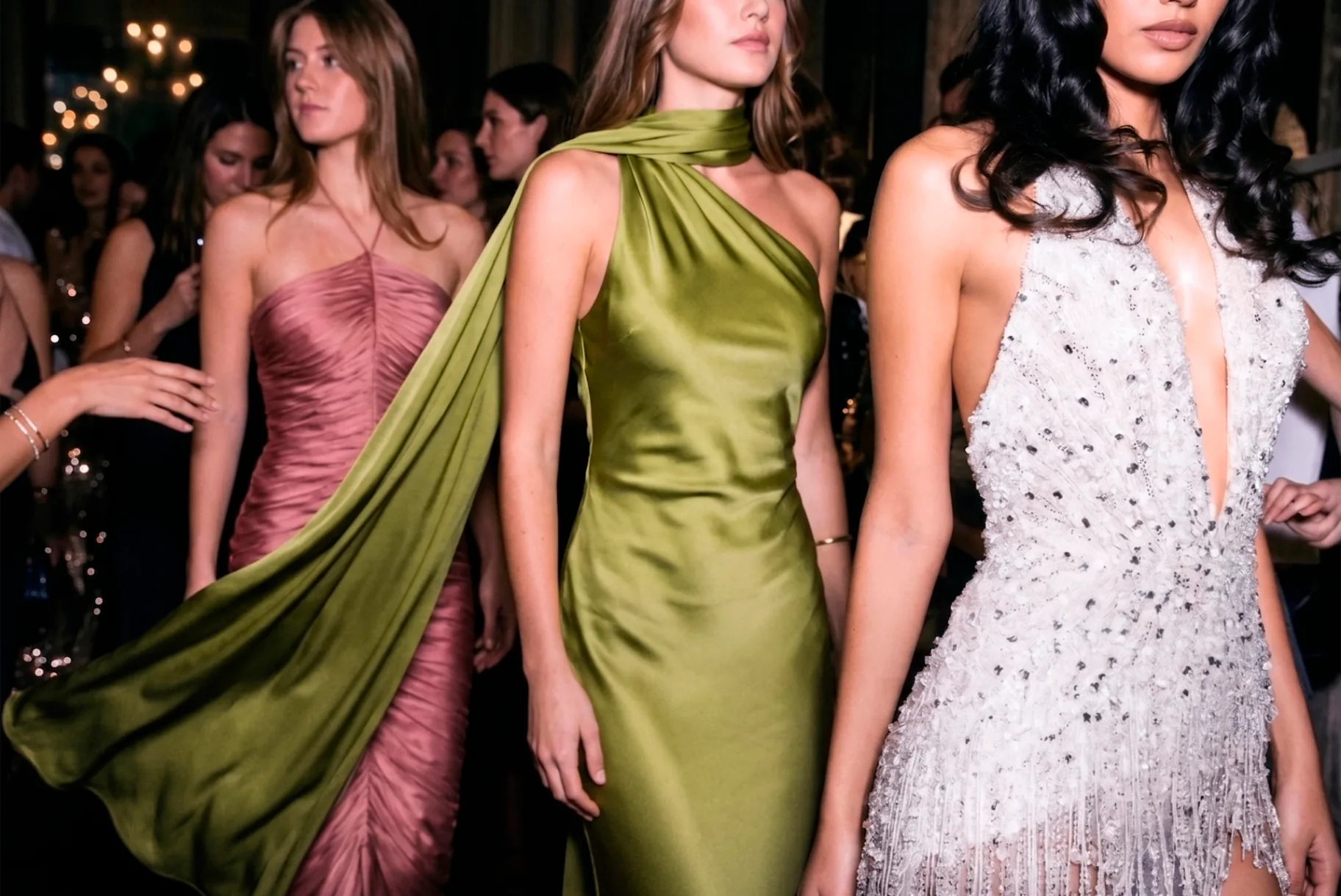 Modelos usando vestidos de noche elegantes en una fiesta, colección Rosantina Monterrey